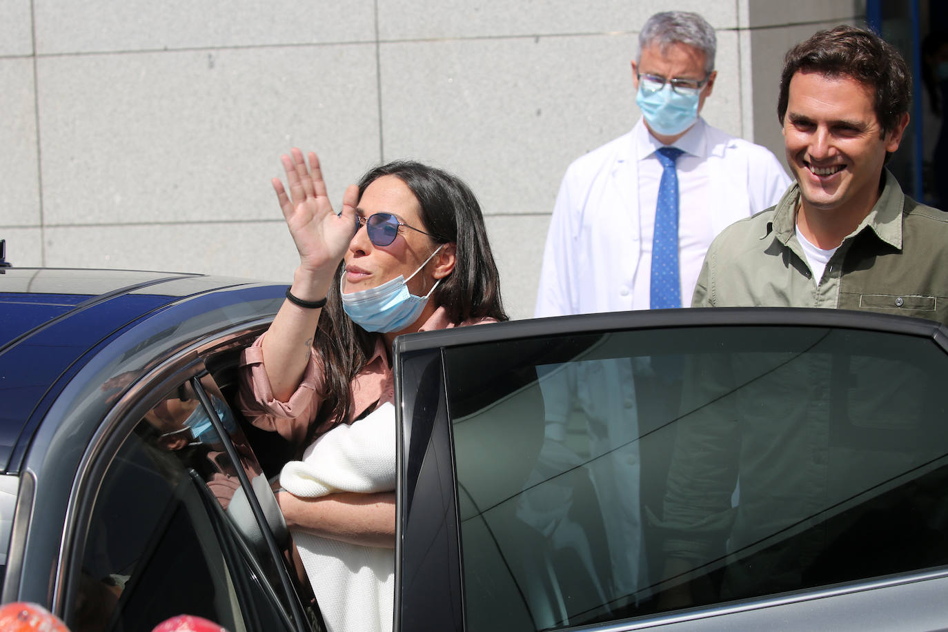 La cantante ha sido dada de alta este lunes del Hospital Universitario HM Puerta del Sur (Móstoles). La intérprete y el exlíder de Ciudadanos dieron la bienvenida el sábado a su primera hija en común.