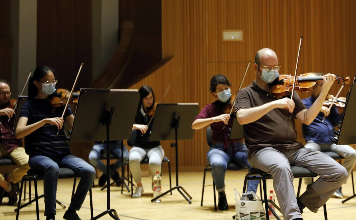 Los músicos de la Orquesta de la Comunitat Valenciana, ayer, en su primer ensayo en Les Arts. 