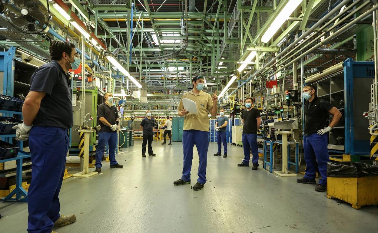 Trabajadores de Ford Almussafes, con mascarillas, en la reapertura tras el parón por coronavirus.