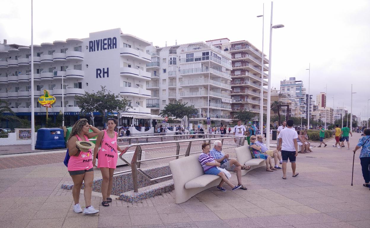 Turistas en el paseo marítimo de Gandia en una temporada anterior. 