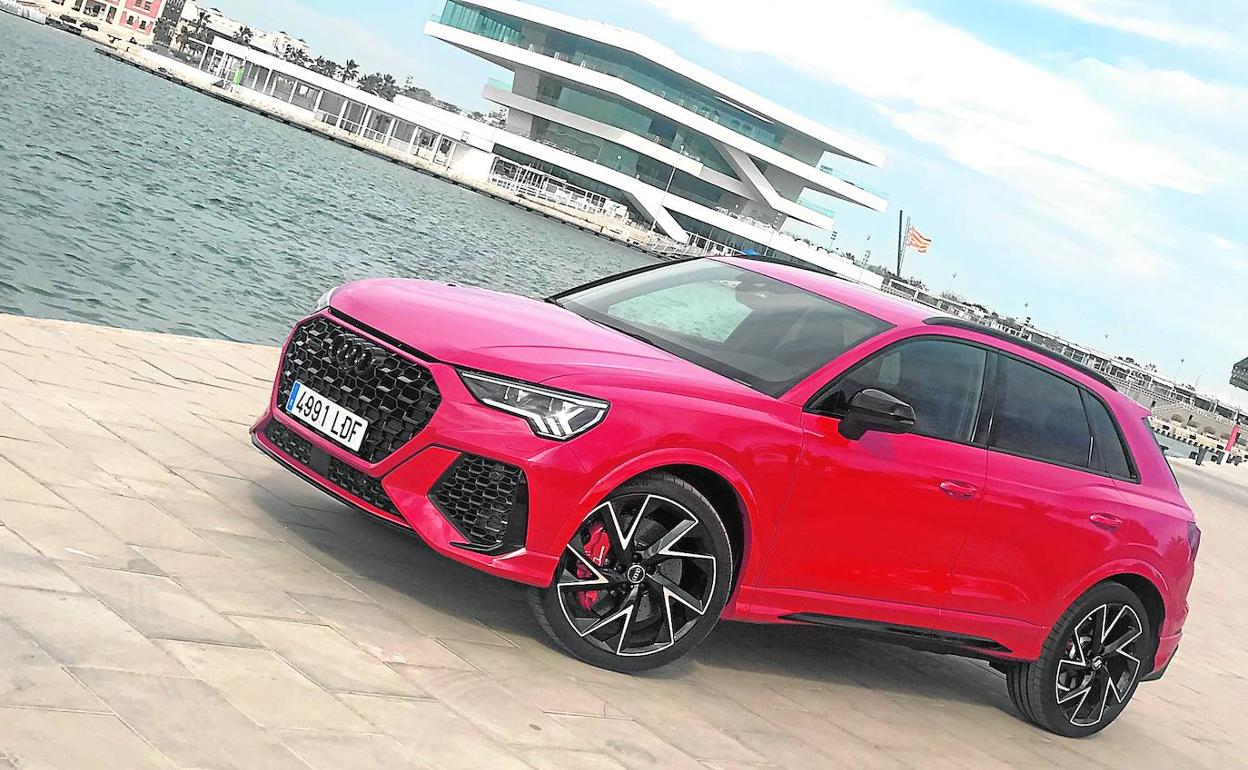 El RSQ3 es el SUV compacto más potente del mercado, con 400 CV en su motor 2.5 turbo. 