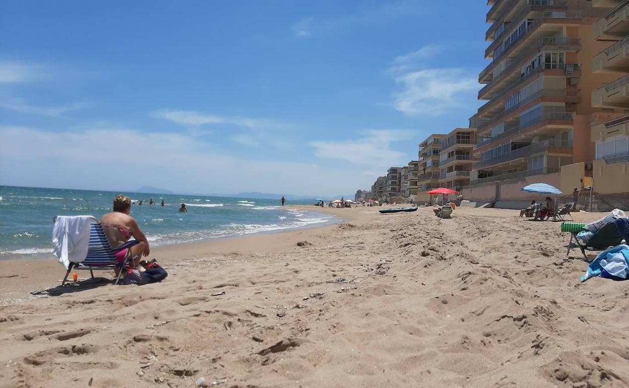 Algunos bañistas disfrutando de la playa de Tavernes el pasado fin de semana. 