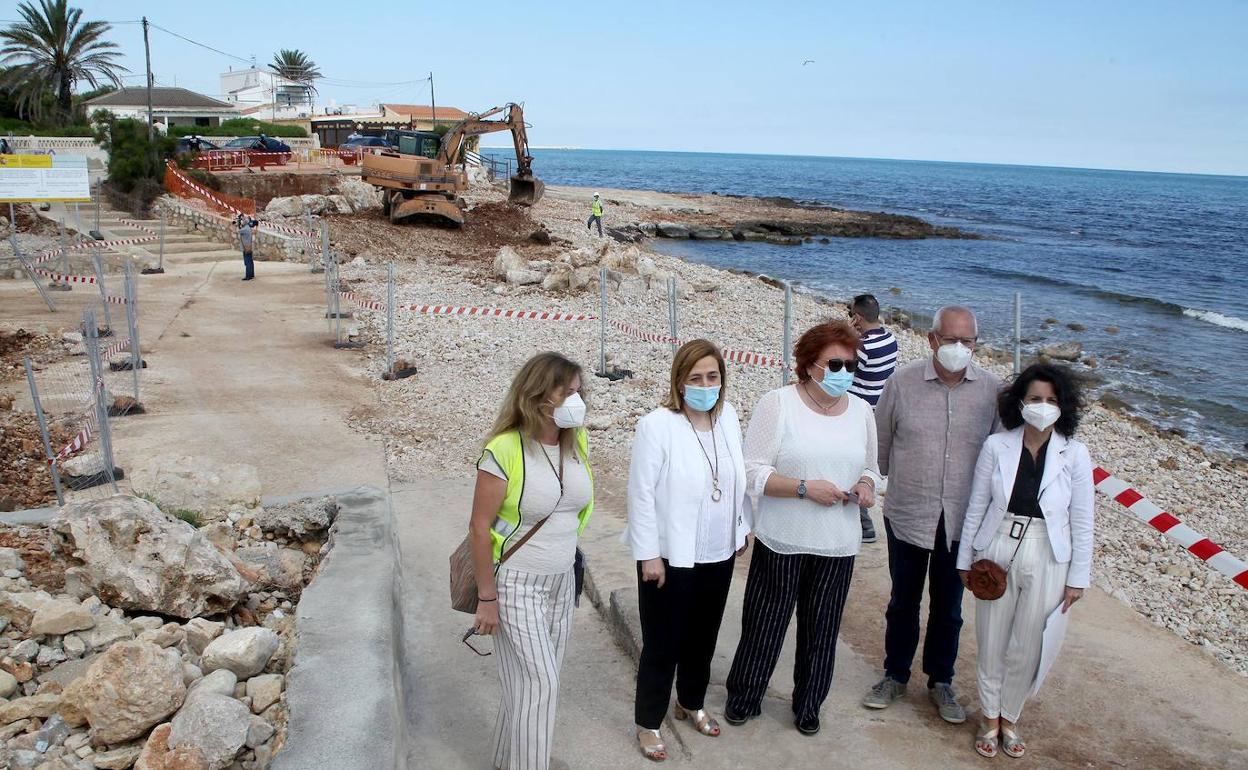 Gloria Calero, Araceli Poblador, Rosa de los Ríos y el alcalde de Dénia en una de las obras de Costas en Les Rotes. 