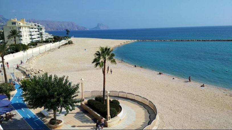 La playa de L'Espigó de Altea (Alicante) luce desde el pasado 2019 la insignia azul por primera vez. En el mismo municipio, La Roda y Cap Blanc ya tenían el distintivo.