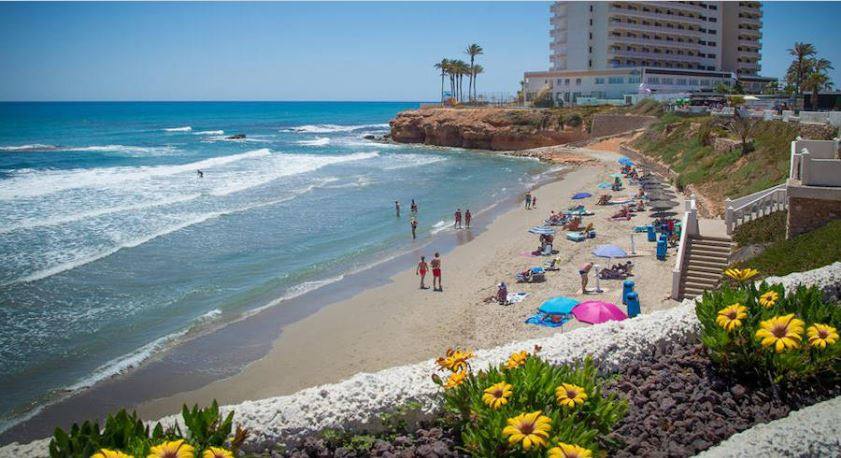 En 2018, la Cala Cerrada en Orihuela (Alicante) también se hizo con el distintivo azul. Es una playa de arena fina situada en la urbanización de la Zenia y con fácil acceso desde la N-332