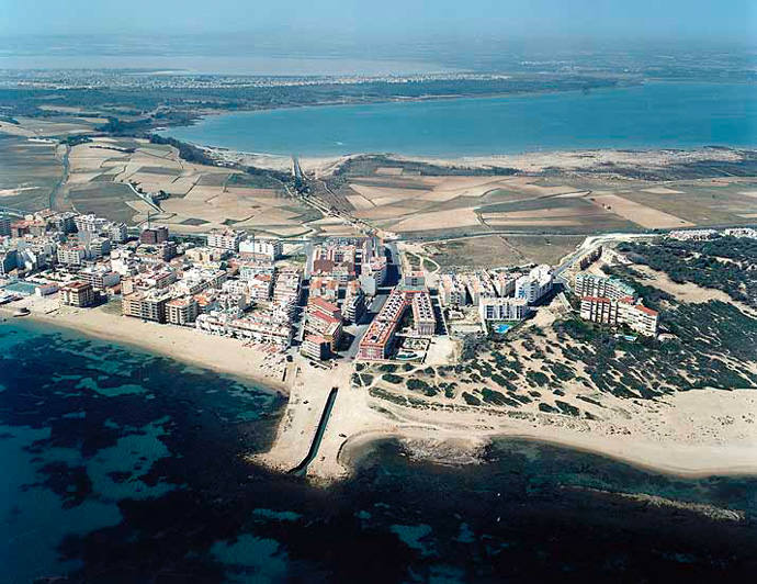 PLAYA TORRELAMATA-SUR (Torrevieja, Alicante) también ha caído del listado de playas con mayor calidad del mundo. El arenal tiene una longitud de 2.362 m y amplitud de 47 m. Se sitúa en un entorno semiurbano y cuenta con paseo marítimo. 