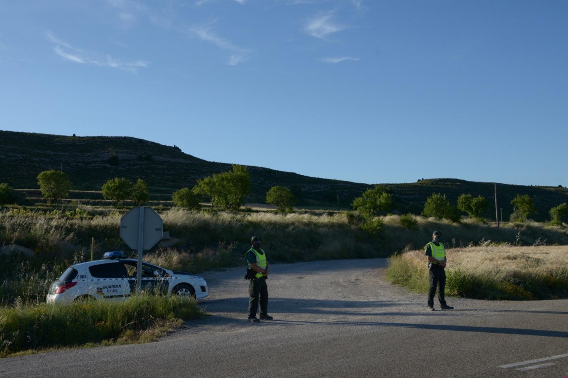 Dispositivo. Dos guardias en un control tras la huida del 'Rambo' en Teruel.