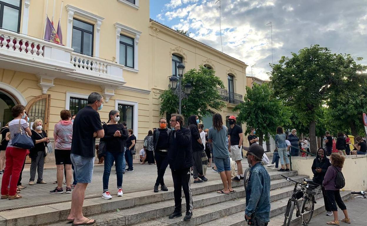 Los vecinos concentrados ante las puertas del ayuntamiento. 