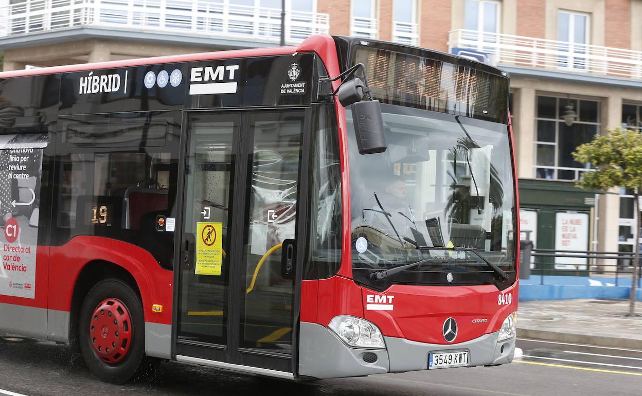 Un autobús de la EMT circula durante el estado de alarma. 