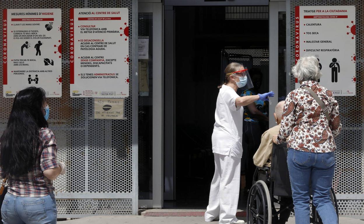 Entrada a un centro de salud. 