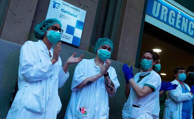 Unos sanitarios de un hospital de Barcelona. 