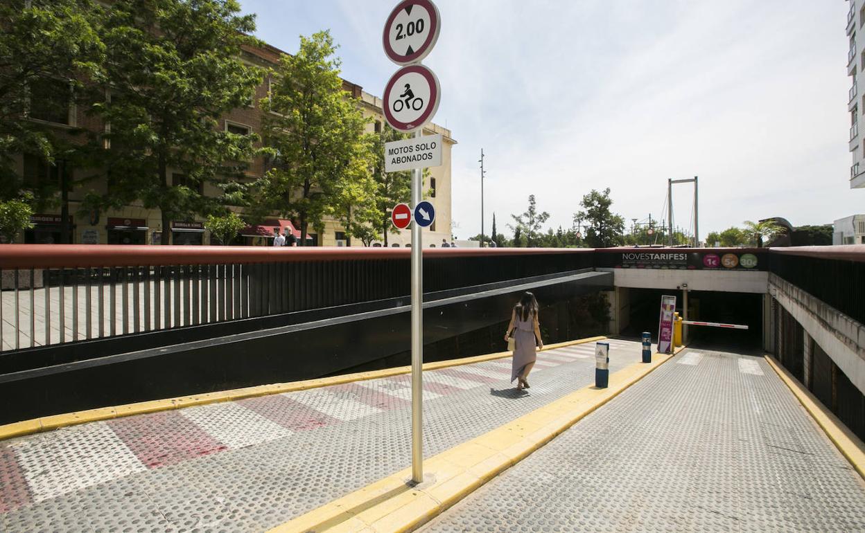 Acceso al parking del Serpis ubicado junto a la pasarela en el paseo de Germanías. 