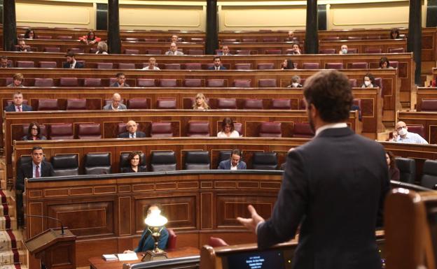 Pablo Casado responde a Pedro Sánchez, en el Pleno del Congreso de los Diputados. 