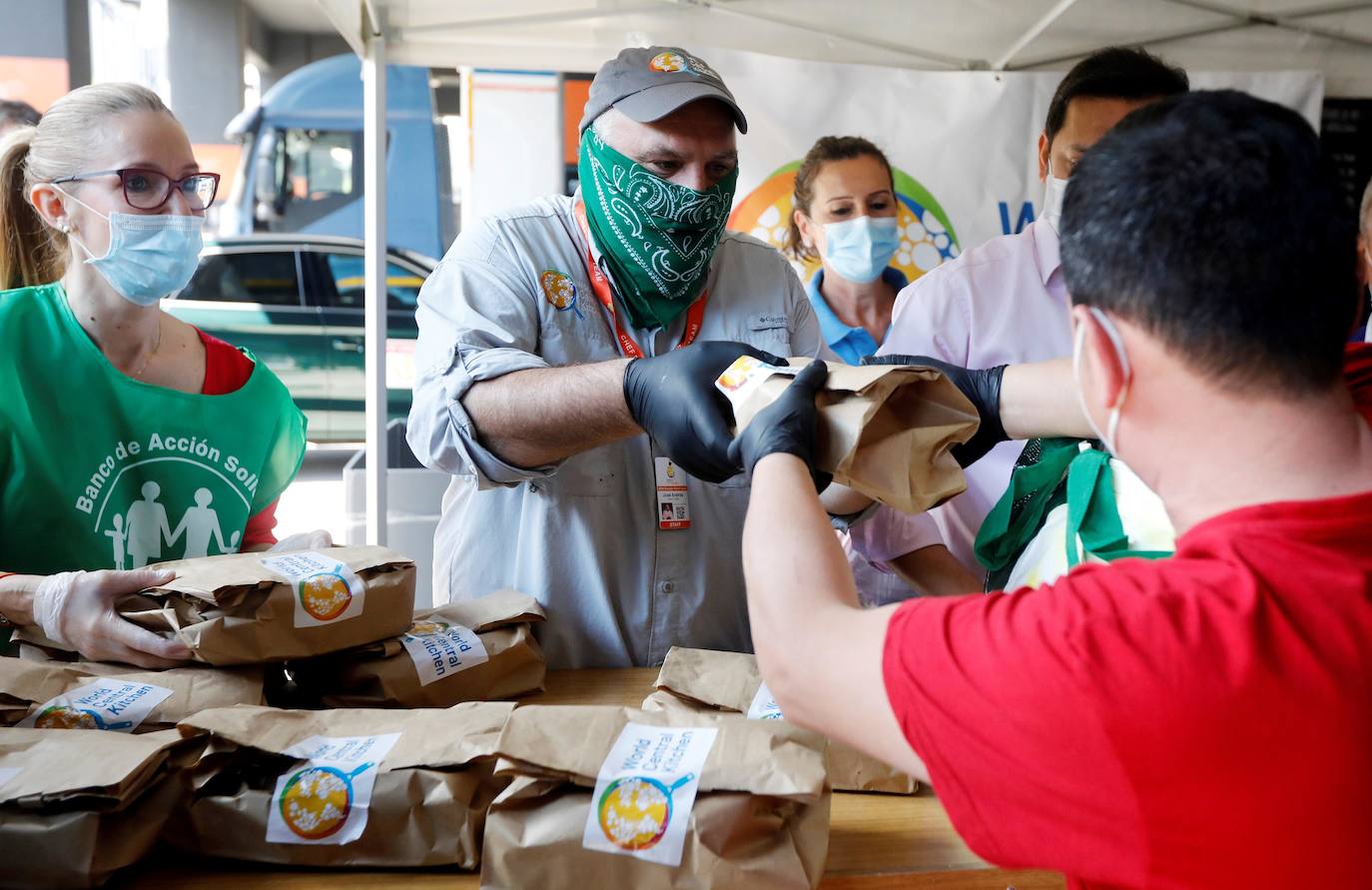 El cocinero ha participado en el reparto de menús de la oenegé que promueve de World Central Kitchen y que se ha efectuado en el estadio del Valencia C. F. y también ha presenciado el reparto de comida que se realiza desde el Banco de Alimentos y el Banco Solidario en la ciudad.