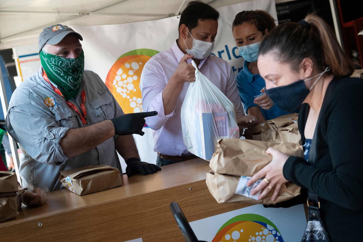 El cocinero ha participado en el reparto de menús de la oenegé que promueve de World Central Kitchen y que se ha efectuado en el estadio del Valencia C. F. y también ha presenciado el reparto de comida que se realiza desde el Banco de Alimentos y el Banco Solidario en la ciudad.