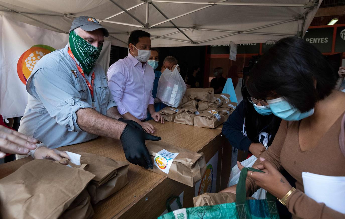 El cocinero ha participado en el reparto de menús de la oenegé que promueve de World Central Kitchen y que se ha efectuado en el estadio del Valencia C. F. y también ha presenciado el reparto de comida que se realiza desde el Banco de Alimentos y el Banco Solidario en la ciudad.