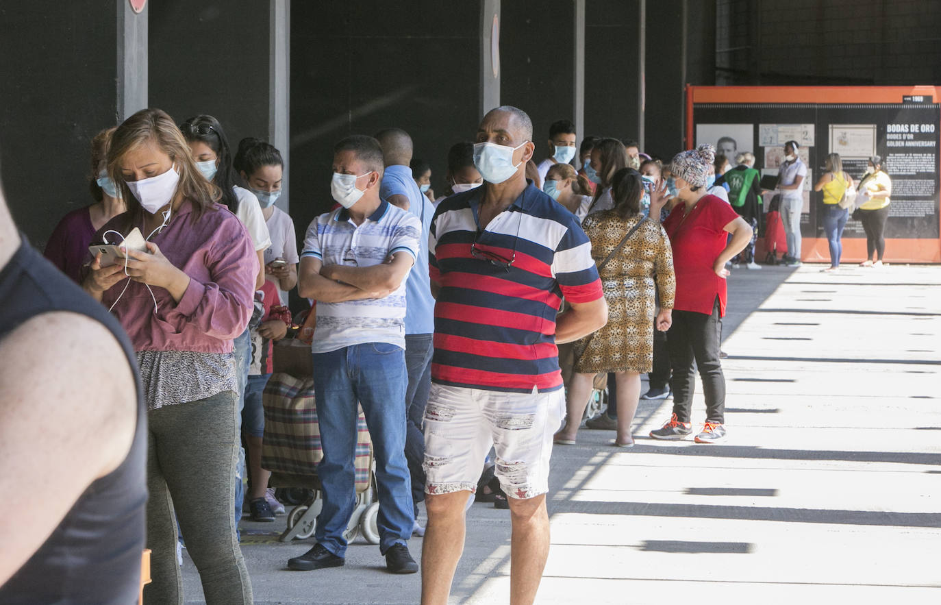 El cocinero ha participado en el reparto de menús de la oenegé que promueve de World Central Kitchen y que se ha efectuado en el estadio del Valencia C. F. y también ha presenciado el reparto de comida que se realiza desde el Banco de Alimentos y el Banco Solidario en la ciudad.