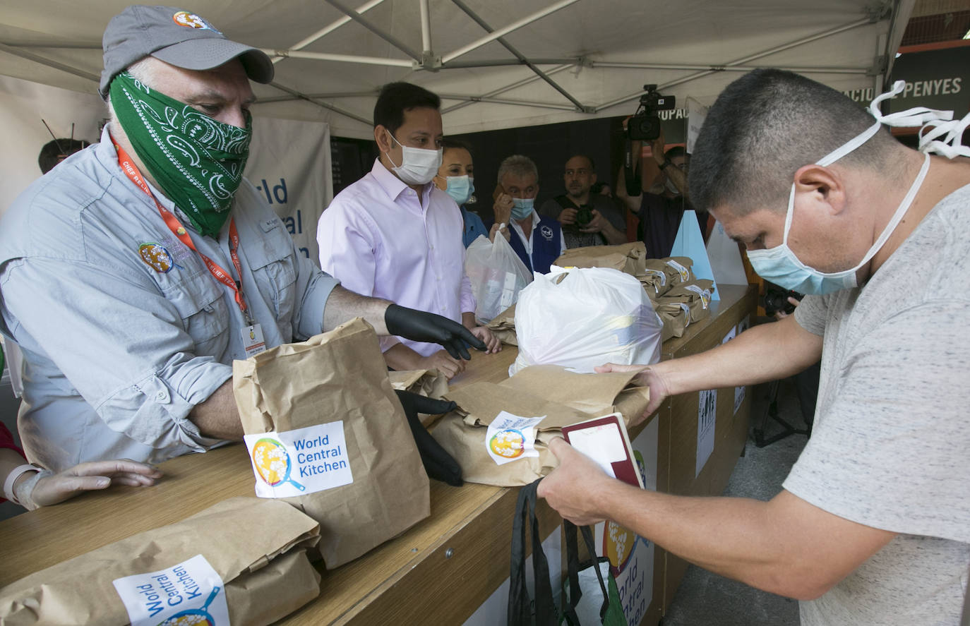 El cocinero ha participado en el reparto de menús de la oenegé que promueve de World Central Kitchen y que se ha efectuado en el estadio del Valencia C. F. y también ha presenciado el reparto de comida que se realiza desde el Banco de Alimentos y el Banco Solidario en la ciudad.