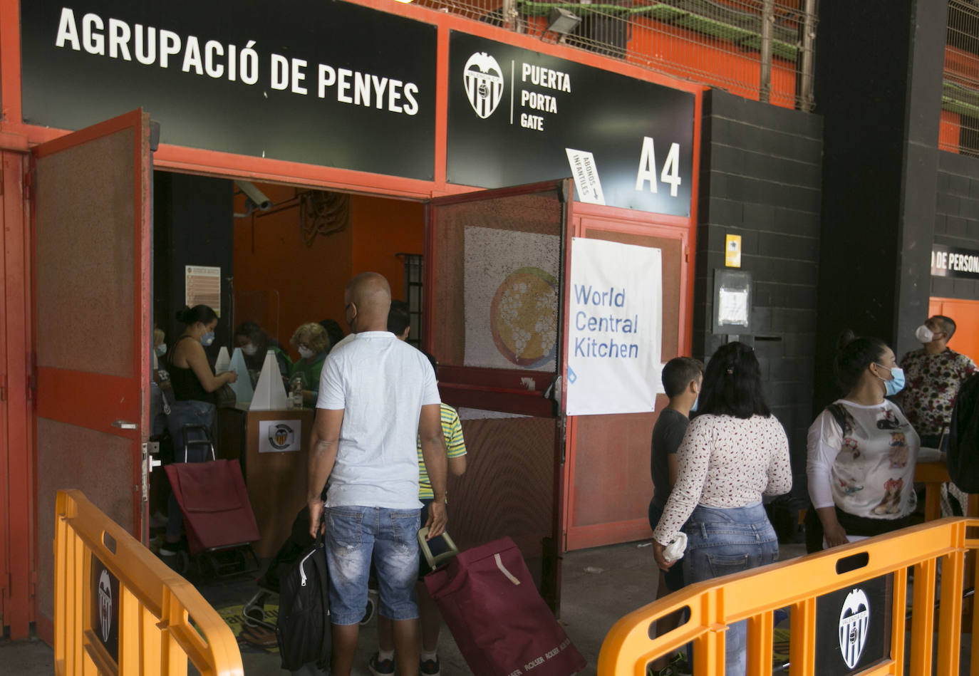 El cocinero ha participado en el reparto de menús de la oenegé que promueve de World Central Kitchen y que se ha efectuado en el estadio del Valencia C. F. y también ha presenciado el reparto de comida que se realiza desde el Banco de Alimentos y el Banco Solidario en la ciudad.