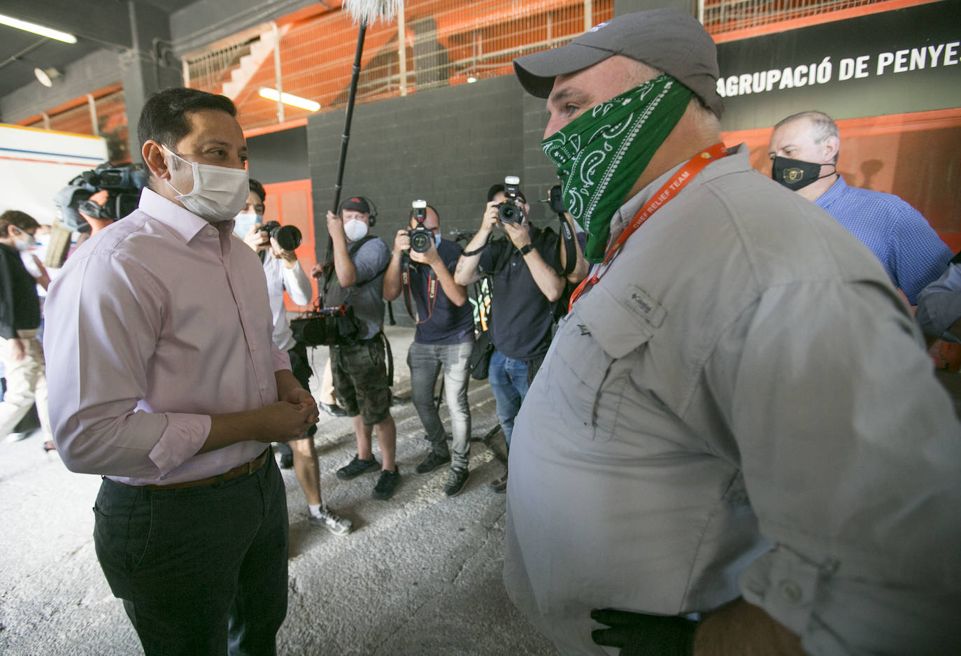 El cocinero ha participado en el reparto de menús de la oenegé que promueve de World Central Kitchen y que se ha efectuado en el estadio del Valencia C. F. y también ha presenciado el reparto de comida que se realiza desde el Banco de Alimentos y el Banco Solidario en la ciudad.