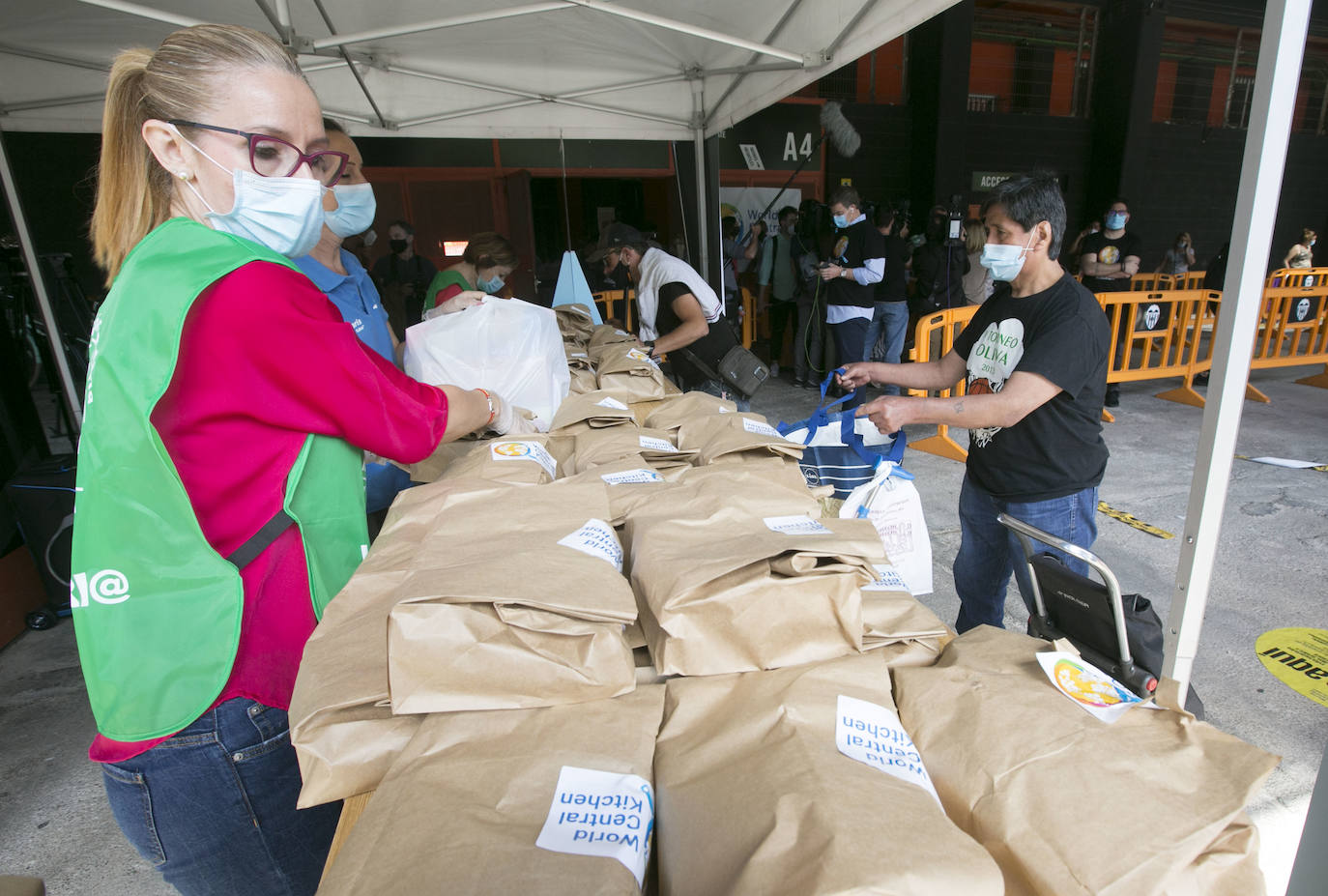 El cocinero ha participado en el reparto de menús de la oenegé que promueve de World Central Kitchen y que se ha efectuado en el estadio del Valencia C. F. y también ha presenciado el reparto de comida que se realiza desde el Banco de Alimentos y el Banco Solidario en la ciudad.
