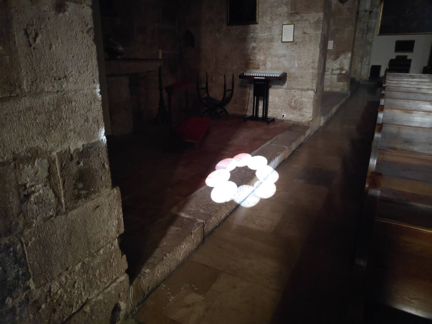Ante la llegada de la festividad del titular de la céntrica e histórica parroquia de la ciudad ocho orificios situados en el ábside, dentro de la cruz de San Juan, generan una «flor o cruz solar» que ilumina el templo.