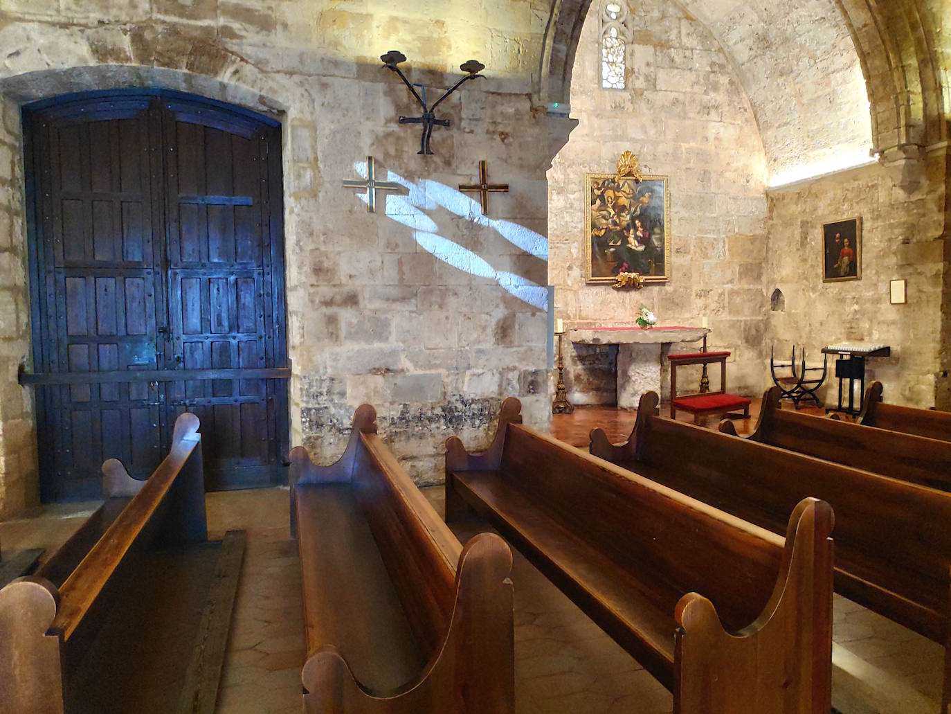 Ante la llegada de la festividad del titular de la céntrica e histórica parroquia de la ciudad ocho orificios situados en el ábside, dentro de la cruz de San Juan, generan una «flor o cruz solar» que ilumina el templo.