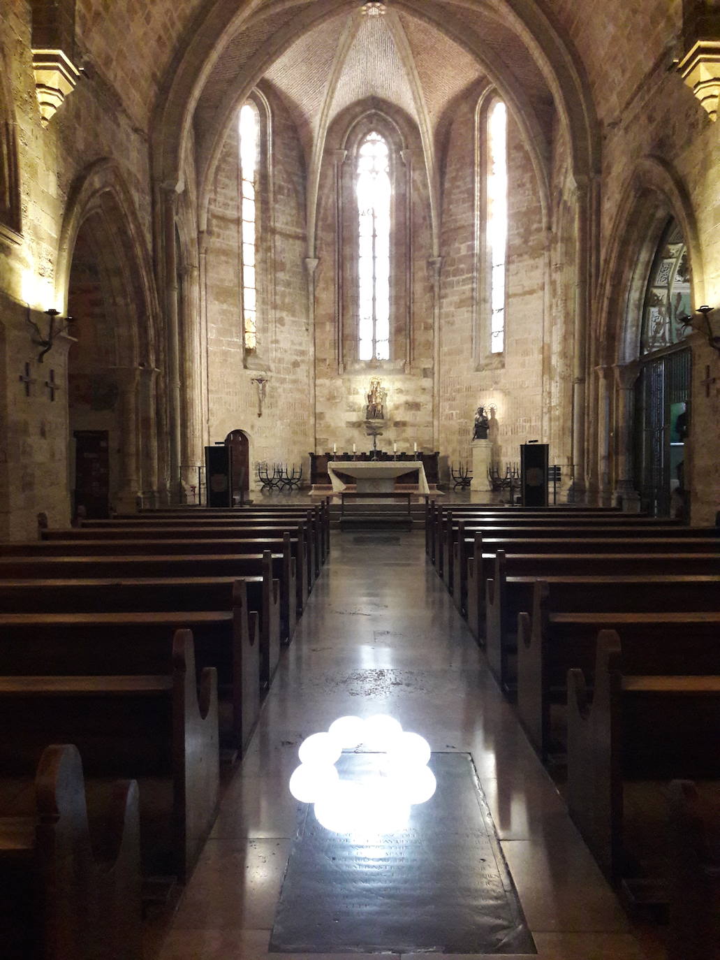 Ante la llegada de la festividad del titular de la céntrica e histórica parroquia de la ciudad ocho orificios situados en el ábside, dentro de la cruz de San Juan, generan una «flor o cruz solar» que ilumina el templo.