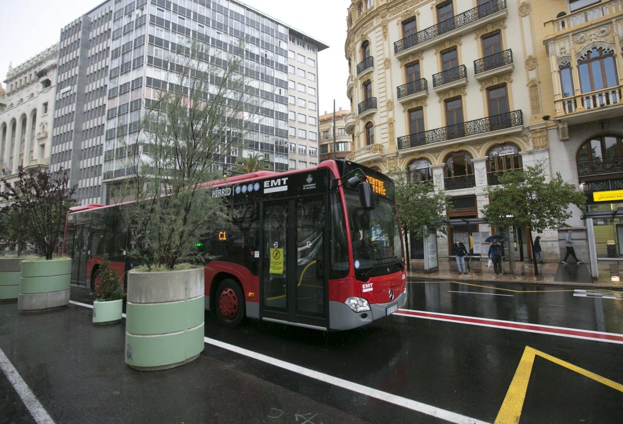 La plaza del Ayuntamiento, con algunos de los maceteros que sirven para delimitar el carril bus. damián torres