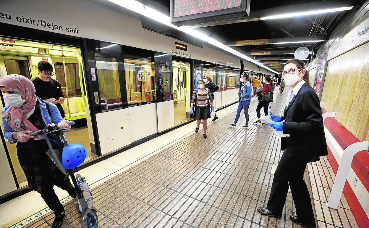 Control de aforo en una estación de Metrovalencia. 