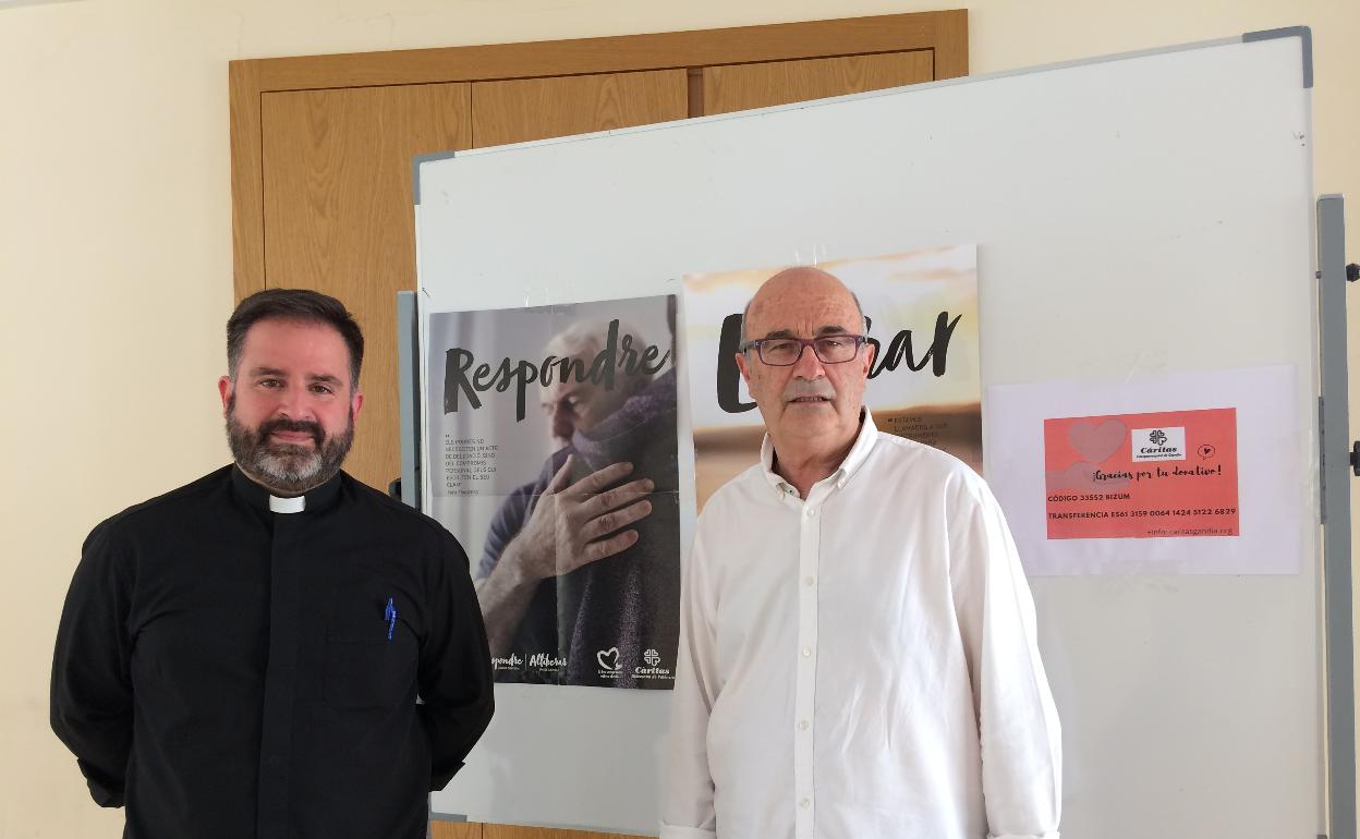 Juan José Monfort y Eduardo Mahíques, en la sede de Cáritas de Gandia. 