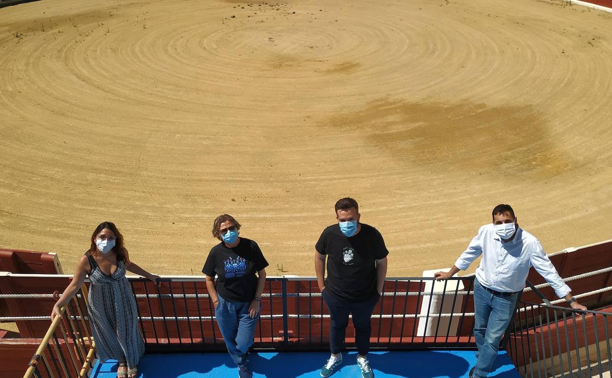 Los ediles de Ondara durante la presentación de la programación estival en la plaza de toros.