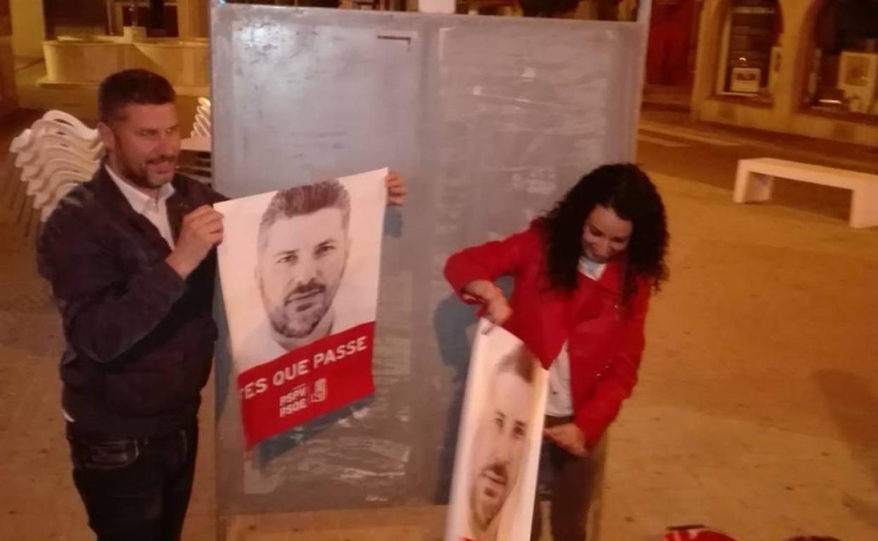 Los ediles socialistas Lara Romero y Víctor Borrás en el inicio de la campaña electoral. 