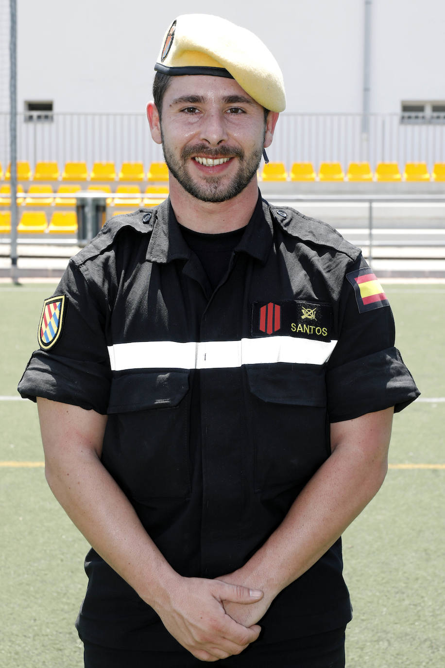 Con motivo del regreso del fútbol, LAS PROVINCIAS ha querido formar su propio once de trabajadores, un equipo de lo más especial integrado por los héroes de la pandemia. Este equipo se ha enfrentado cuerpo a cuerpo con el enemigo silencioso que ha sido y, continúa siendo, el coronavirus. La alineación está formada por miembros de la UME (Unidad Militar de Emergencias), docentes, voluntarios y sanitarios. Algunos de ellos consideran que la vuelta de la Liga es un bálsamo, otros habrían preferido esperar a septiembre y temen rebrotes si hay público en los estadios. 