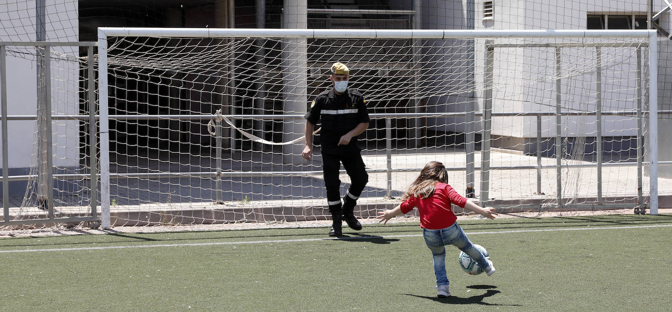 Con motivo del regreso del fútbol, LAS PROVINCIAS ha querido formar su propio once de trabajadores, un equipo de lo más especial integrado por los héroes de la pandemia. Este equipo se ha enfrentado cuerpo a cuerpo con el enemigo silencioso que ha sido y, continúa siendo, el coronavirus. La alineación está formada por miembros de la UME (Unidad Militar de Emergencias), docentes, voluntarios y sanitarios. Algunos de ellos consideran que la vuelta de la Liga es un bálsamo, otros habrían preferido esperar a septiembre y temen rebrotes si hay público en los estadios. 