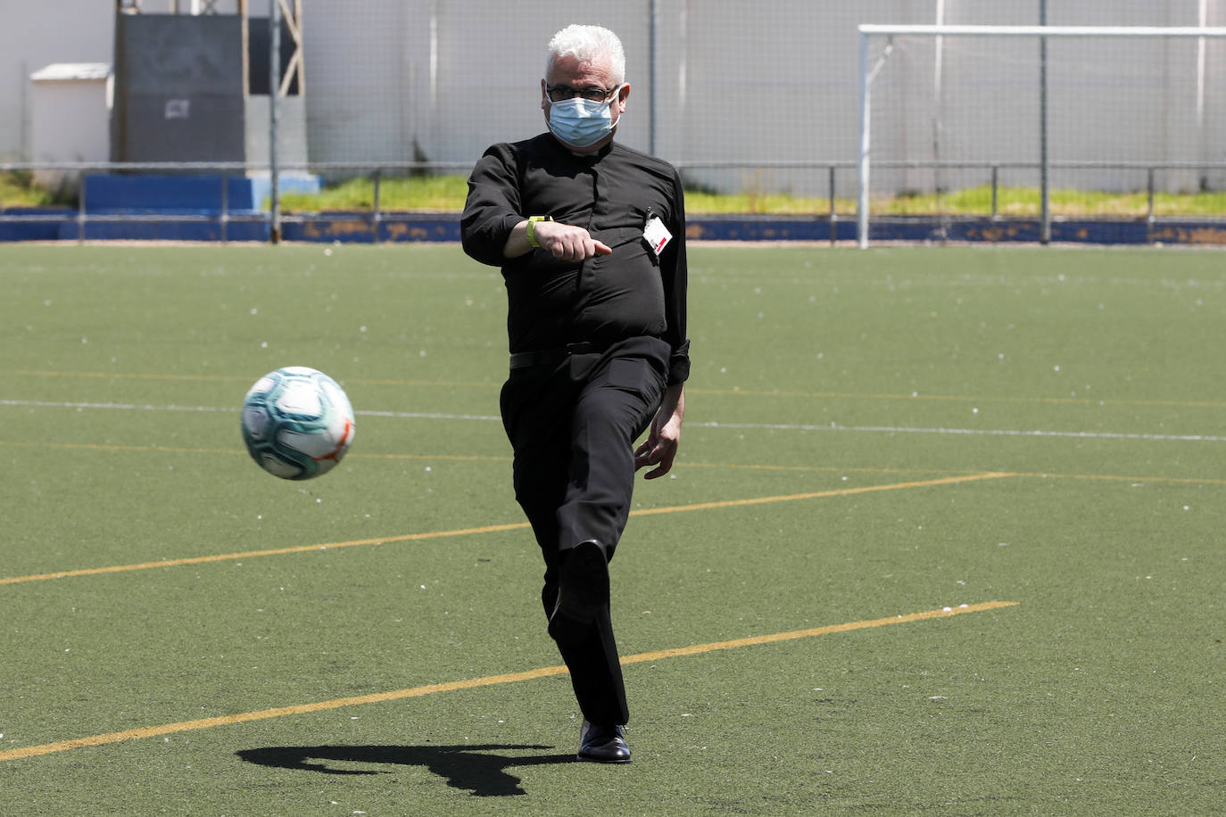 Con motivo del regreso del fútbol, LAS PROVINCIAS ha querido formar su propio once de trabajadores, un equipo de lo más especial integrado por los héroes de la pandemia. Este equipo se ha enfrentado cuerpo a cuerpo con el enemigo silencioso que ha sido y, continúa siendo, el coronavirus. La alineación está formada por miembros de la UME (Unidad Militar de Emergencias), docentes, voluntarios y sanitarios. Algunos de ellos consideran que la vuelta de la Liga es un bálsamo, otros habrían preferido esperar a septiembre y temen rebrotes si hay público en los estadios. 