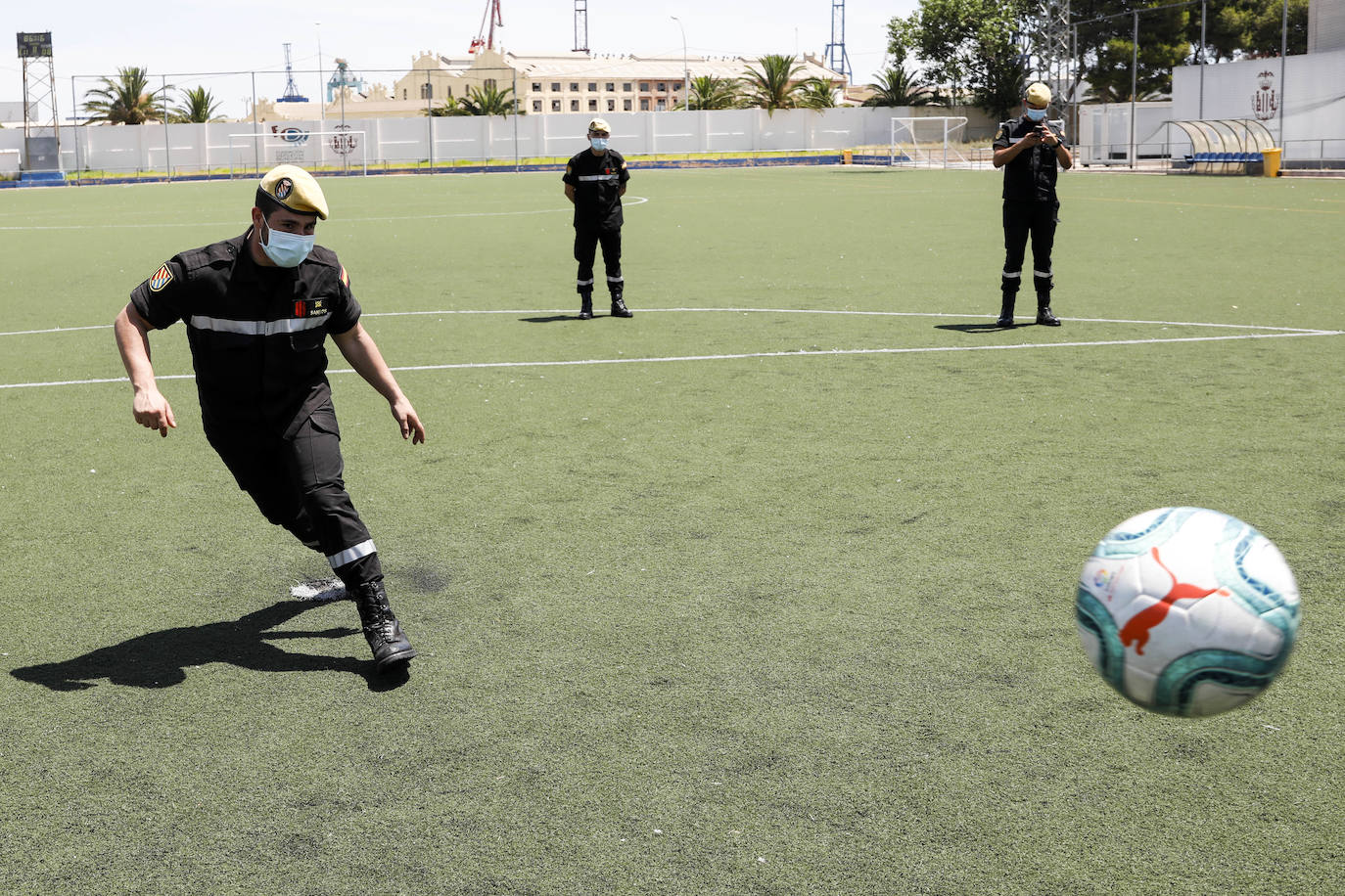 Con motivo del regreso del fútbol, LAS PROVINCIAS ha querido formar su propio once de trabajadores, un equipo de lo más especial integrado por los héroes de la pandemia. Este equipo se ha enfrentado cuerpo a cuerpo con el enemigo silencioso que ha sido y, continúa siendo, el coronavirus. La alineación está formada por miembros de la UME (Unidad Militar de Emergencias), docentes, voluntarios y sanitarios. Algunos de ellos consideran que la vuelta de la Liga es un bálsamo, otros habrían preferido esperar a septiembre y temen rebrotes si hay público en los estadios. 