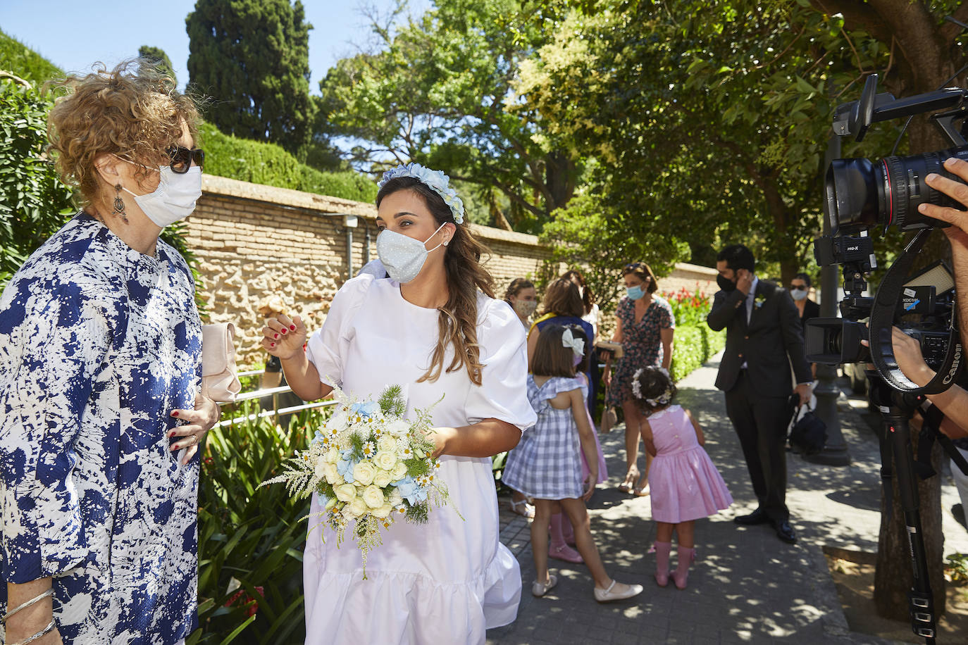 El Covid-19 y las restricciones sociales no han vencido al amor. El Palacete de Monforte reabrió el viernes sus puertas para albergar de nuevo la celebración de bodas civiles. Los primeros novios confiesan que no se imaginaban darse el beso del 'sí quiero' con mascarilla y posponen el banquete y el viaje. 