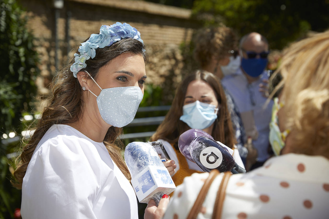 El Covid-19 y las restricciones sociales no han vencido al amor. El Palacete de Monforte reabrió el viernes sus puertas para albergar de nuevo la celebración de bodas civiles. Los primeros novios confiesan que no se imaginaban darse el beso del 'sí quiero' con mascarilla y posponen el banquete y el viaje. 