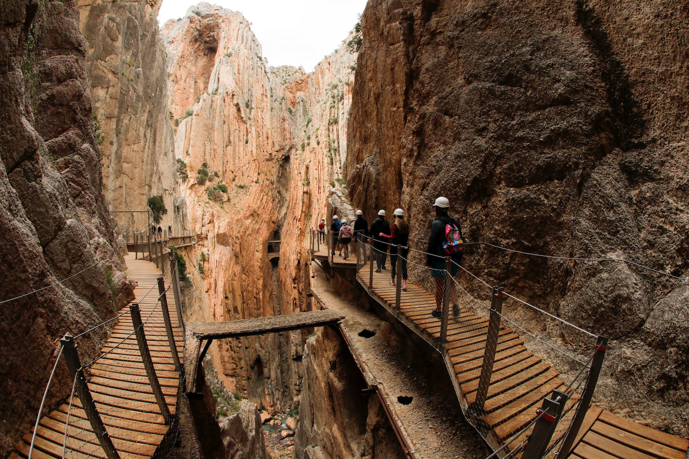 El Caminito del Rey, un sendero con una pasarela colgante de casi tres kilómetros que alcanza 105 metros de altura en el Desfiladero de los Gaitanes (Málaga) ha vuelto a abrir este viernes con 8.000 entradas vendidas, aunque solo podrá acoger a la mitad de su aforo habitual -550 personas diarias- por la crisis sanitaria del COVID-19. El Caminito del Rey fue incluido en el top five de destinos «apasionantes» por la prestigiosa guía Lonely Planet. El periódico The Guardian lo definió como «un entorno que le dejará sin respiración». 