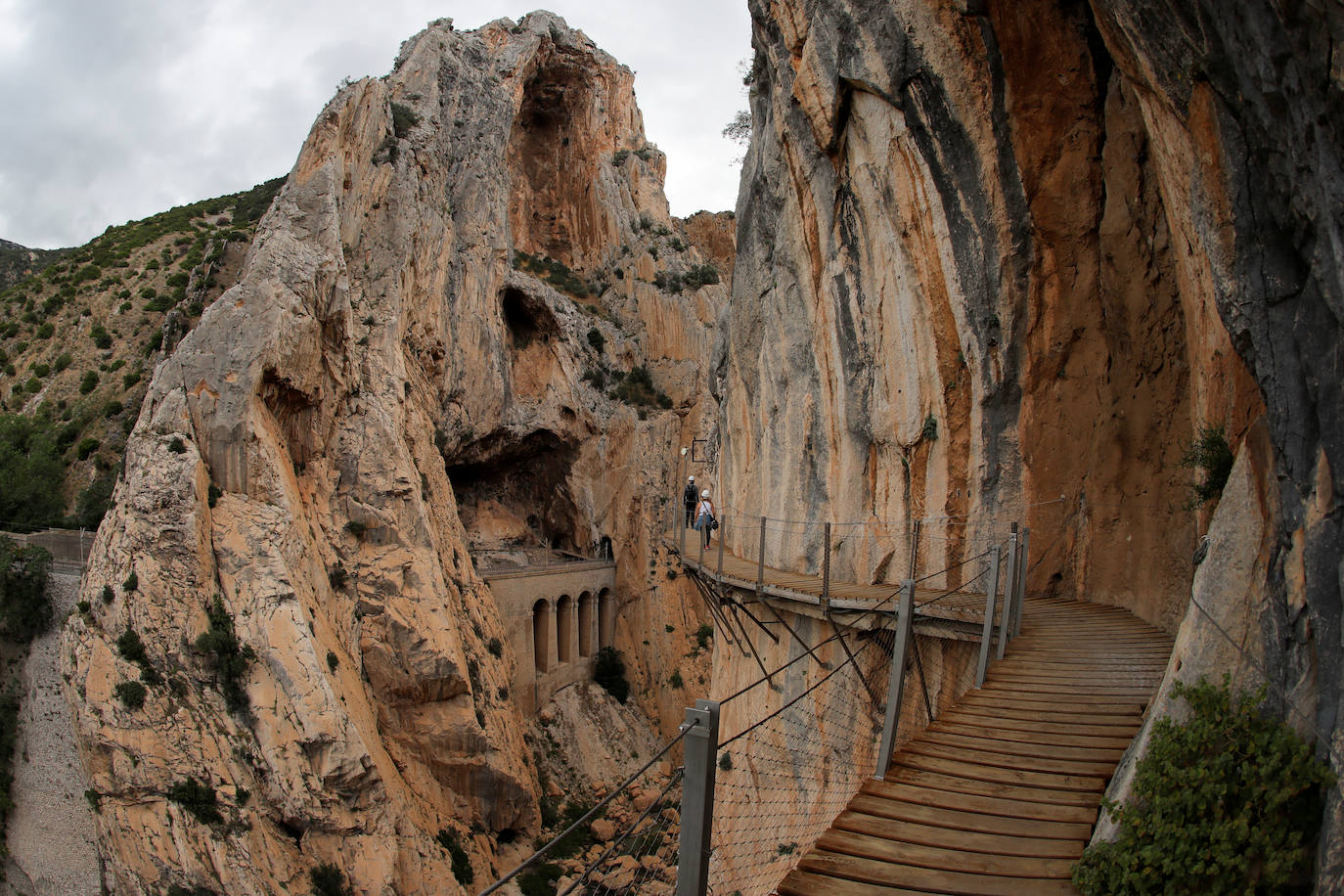 El Caminito del Rey, un sendero con una pasarela colgante de casi tres kilómetros que alcanza 105 metros de altura en el Desfiladero de los Gaitanes (Málaga) ha vuelto a abrir este viernes con 8.000 entradas vendidas, aunque solo podrá acoger a la mitad de su aforo habitual -550 personas diarias- por la crisis sanitaria del COVID-19. El Caminito del Rey fue incluido en el top five de destinos «apasionantes» por la prestigiosa guía Lonely Planet. El periódico The Guardian lo definió como «un entorno que le dejará sin respiración». 