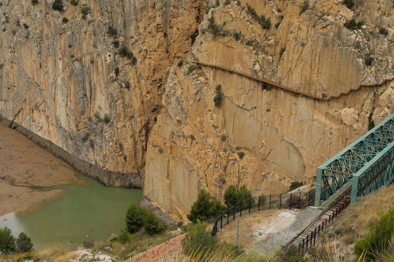 El Caminito del Rey, un sendero con una pasarela colgante de casi tres kilómetros que alcanza 105 metros de altura en el Desfiladero de los Gaitanes (Málaga) ha vuelto a abrir este viernes con 8.000 entradas vendidas, aunque solo podrá acoger a la mitad de su aforo habitual -550 personas diarias- por la crisis sanitaria del COVID-19. El Caminito del Rey fue incluido en el top five de destinos «apasionantes» por la prestigiosa guía Lonely Planet. El periódico The Guardian lo definió como «un entorno que le dejará sin respiración». 