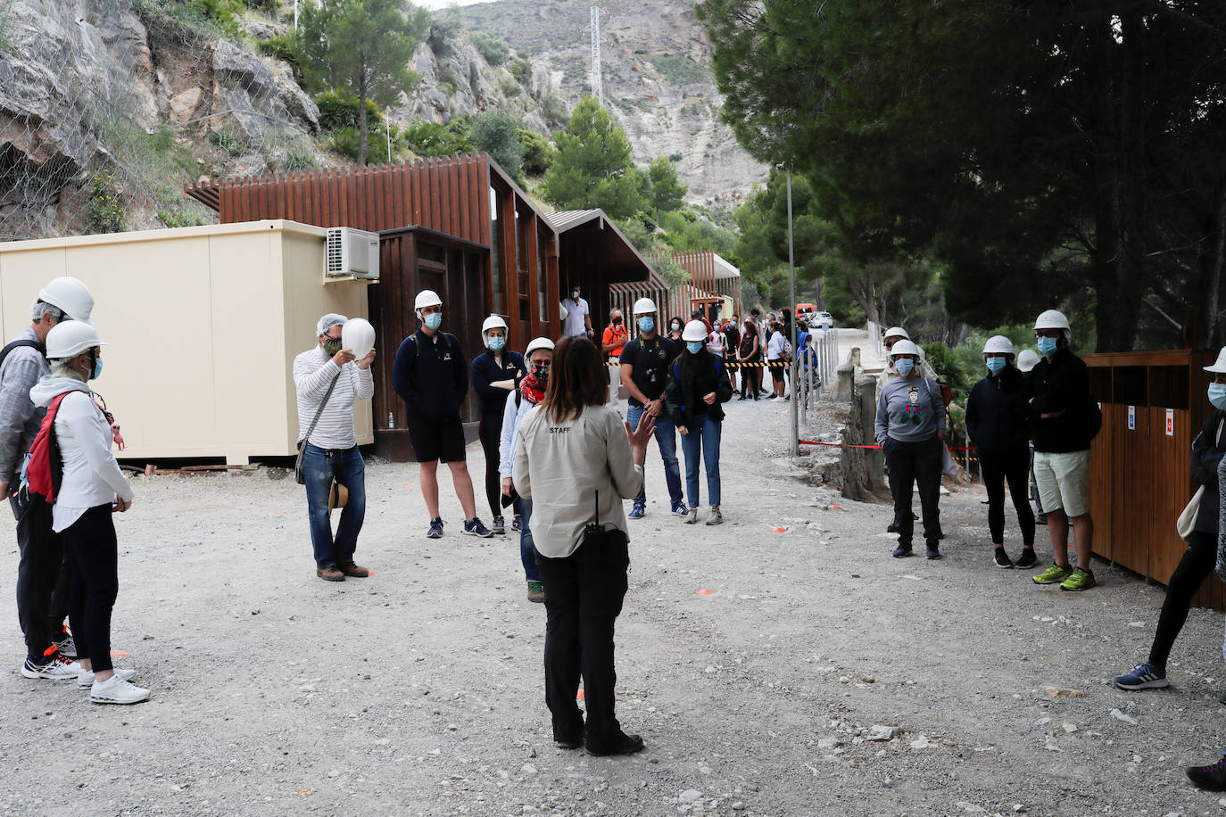 El Caminito del Rey, un sendero con una pasarela colgante de casi tres kilómetros que alcanza 105 metros de altura en el Desfiladero de los Gaitanes (Málaga) ha vuelto a abrir este viernes con 8.000 entradas vendidas, aunque solo podrá acoger a la mitad de su aforo habitual -550 personas diarias- por la crisis sanitaria del COVID-19. El Caminito del Rey fue incluido en el top five de destinos «apasionantes» por la prestigiosa guía Lonely Planet. El periódico The Guardian lo definió como «un entorno que le dejará sin respiración». 