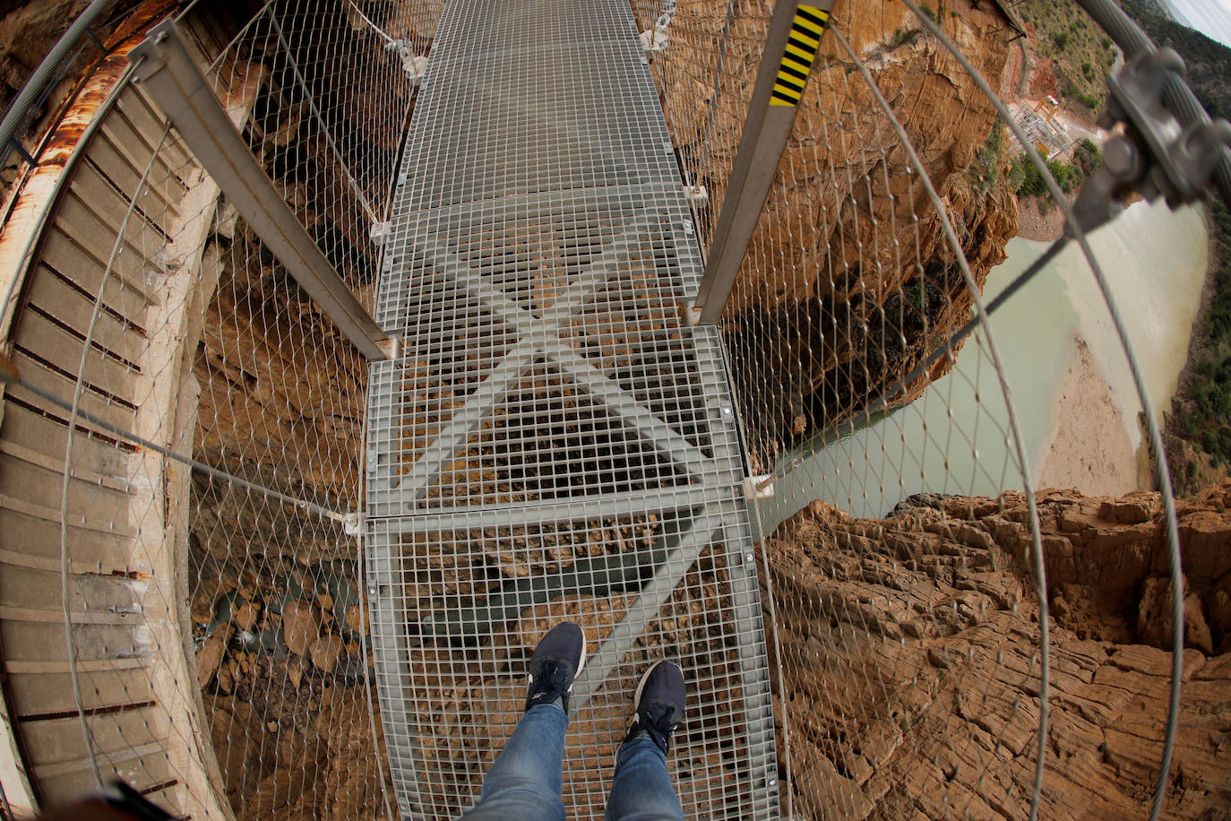 El Caminito del Rey, un sendero con una pasarela colgante de casi tres kilómetros que alcanza 105 metros de altura en el Desfiladero de los Gaitanes (Málaga) ha vuelto a abrir este viernes con 8.000 entradas vendidas, aunque solo podrá acoger a la mitad de su aforo habitual -550 personas diarias- por la crisis sanitaria del COVID-19. El Caminito del Rey fue incluido en el top five de destinos «apasionantes» por la prestigiosa guía Lonely Planet. El periódico The Guardian lo definió como «un entorno que le dejará sin respiración». 