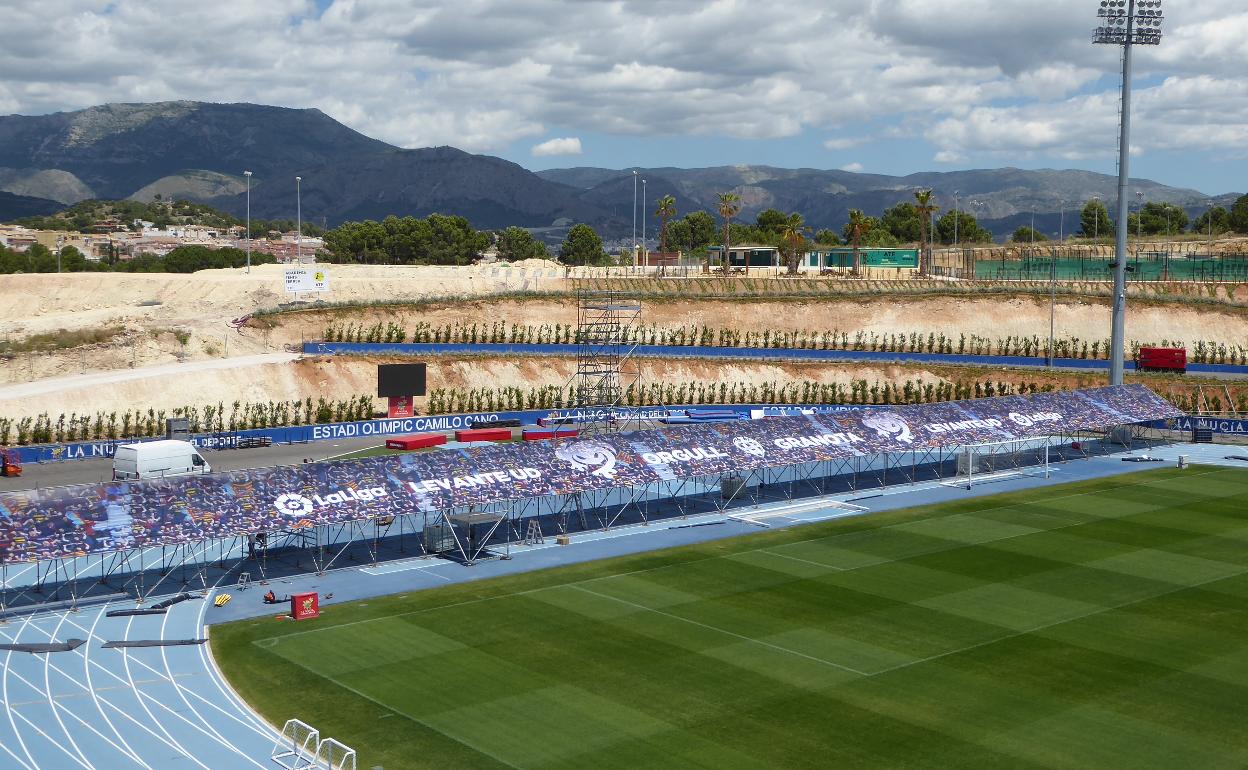 La lona colocada en uno de los fondos del Estadi Olímpic Camilo Cano.