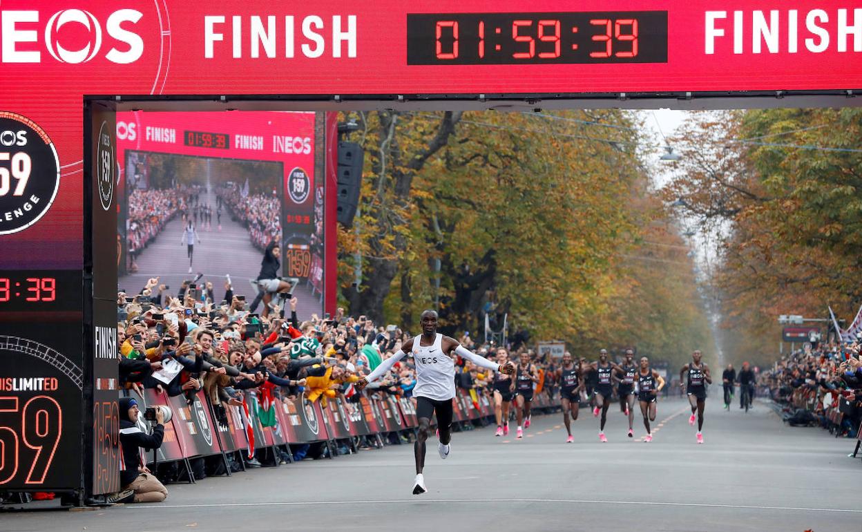 Eliud Kipchoge, en Viena, justo en el momento convertirse en el hombre más rápido en completar un maratón. 