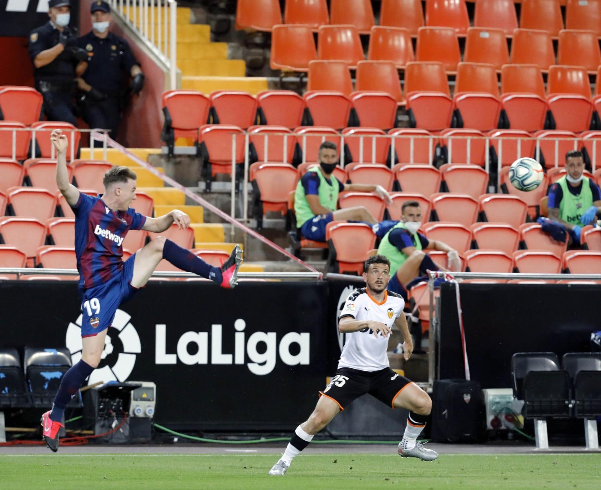 Clerc y Florenzi disputan un balón durante el partido. irene marsilla