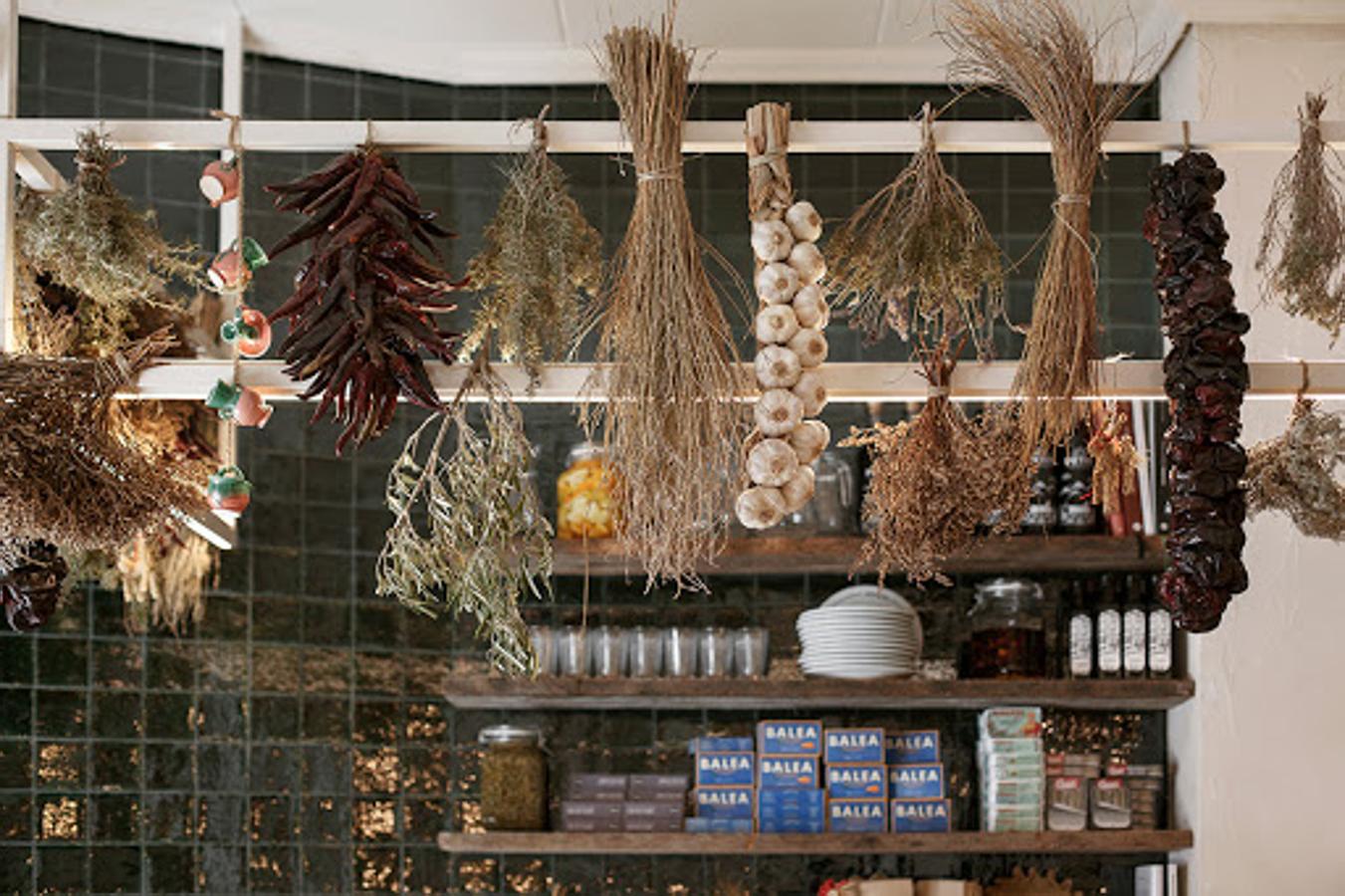 Ristras de ajos y guindillas decoran este establecimiento de la calle Vicent Gallart.