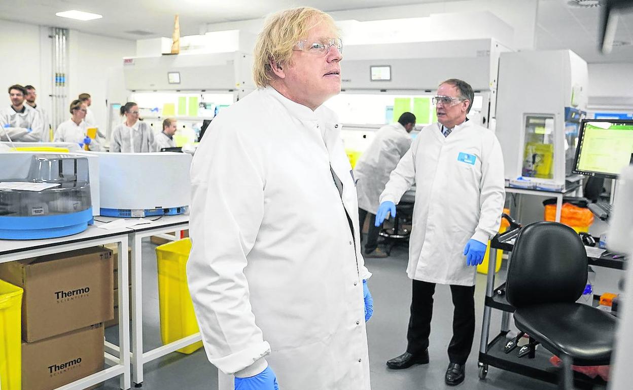 Boris Johnson visitó el viernes un laboratorio británico que elabora pruebas para detectar la Covid-19.