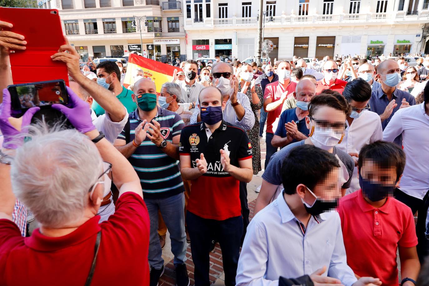 Varios centenares de personas se han concentrado esta tarde frente a la plaza de Toros, arropadas por toreros como Enrique Ponce, Vicente Barrera, El Soro, Román y Jesús Duque